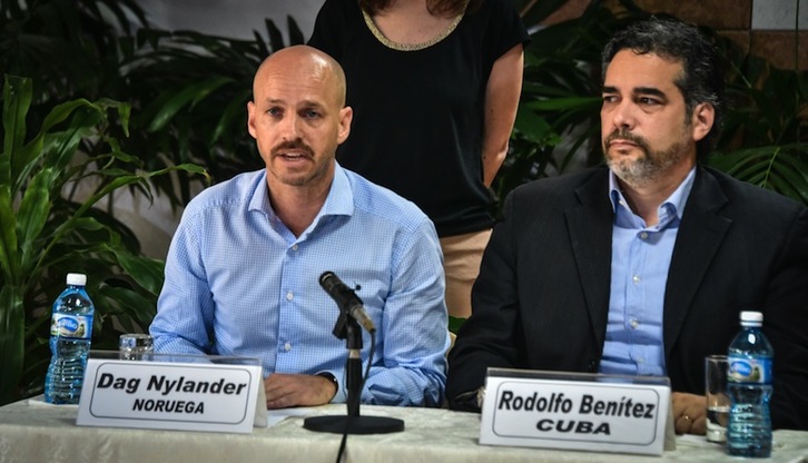 Dag Nylander y Rodolfo Benítez, representantes de Noruega y Cuba, han anunciado la reanudación de los diálogos. (Adalberto ROQUE/AFP)