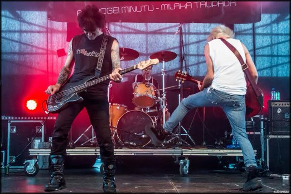 Txapelpunkek ere ez du gaurko eguna galdu nahi izan. (@40minuturock) Txapelpunkek ere ez du gaurko eguna galdu nahi izan. (@40minuturock)