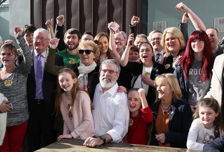 Adamas arropado por seguidores del partido en Dundalk tras obtener escaño en el Parlamento de Dublín. (Paul FAITH / AFP)