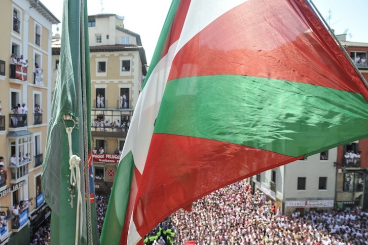La ikurriña ondeó por primera vez en muchos años sin trabas en el balcón consistorial de Iruñea en los pasados Sanfermines. (Jagoba MANTEROLA/ARGAZKI PRESS)