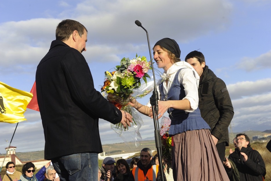 Flores y aurresku poco después de abandonar la prisión. (Jon URBE / ARGAZKI PRESS)