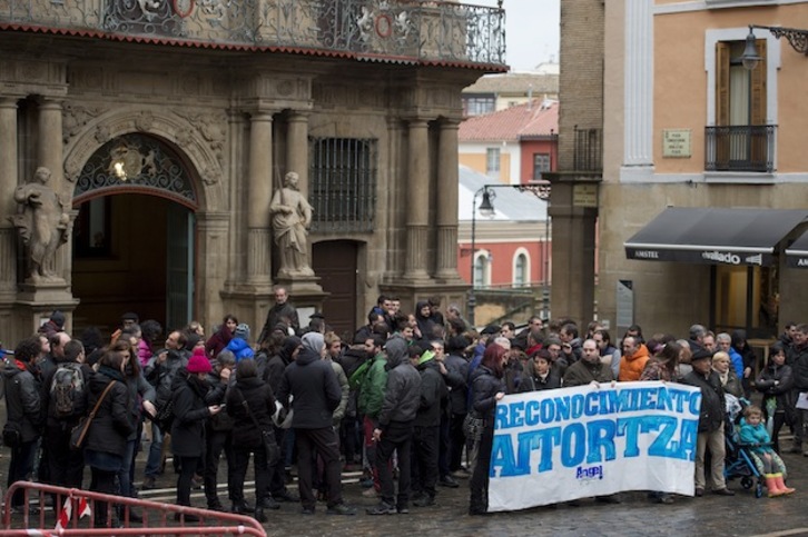 Concentración en la plaza del Ayuntamiento de Iruñea. (Iñigo URIZ / ARGAZKI PRESS)