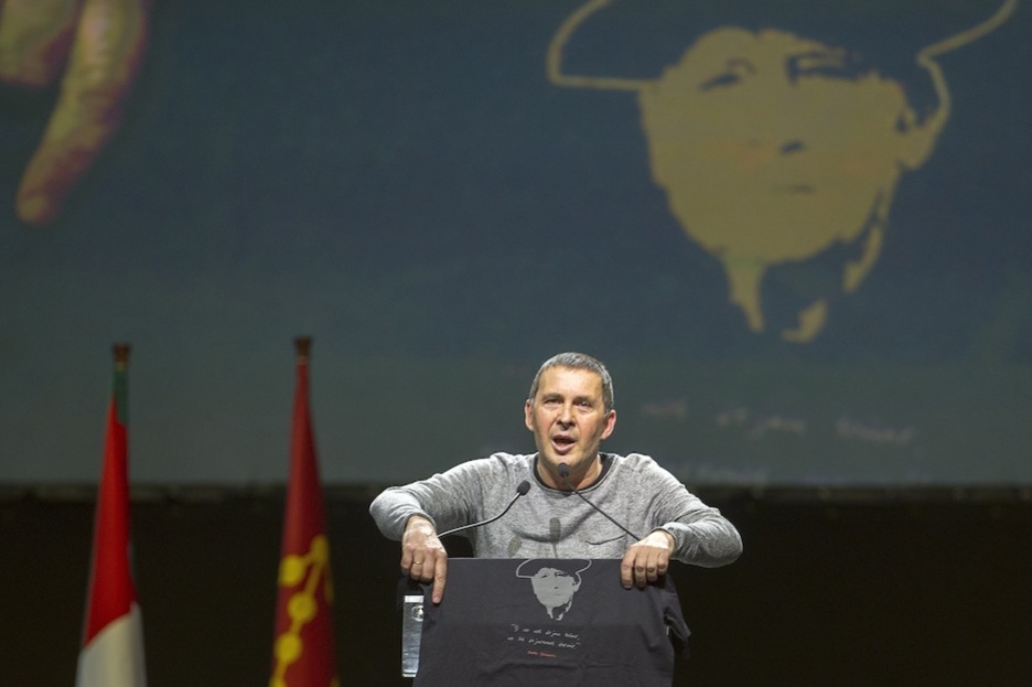 Otegi, en el momento en el que ha colocado en el atril una camiseta con el rostro de Periko Solabarria. (Juan Carlos RUIZ / ARGAZKI PRESS)