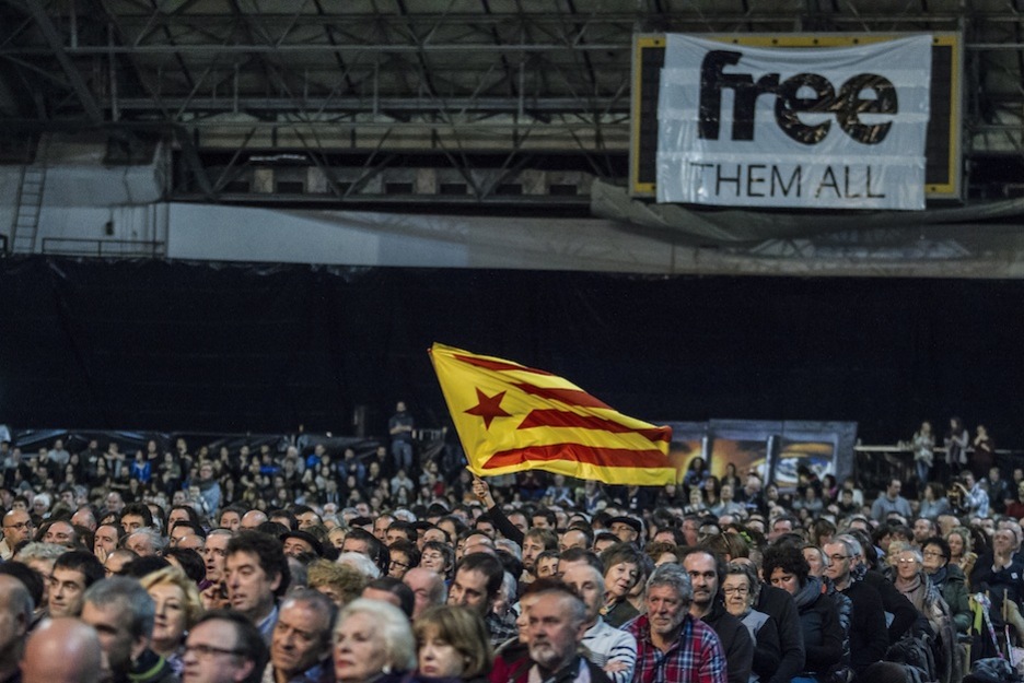 Una bandera independentista catalana ondea en el pabellón. (Aritz LOIOLA / ARGAZKI PRESS)
