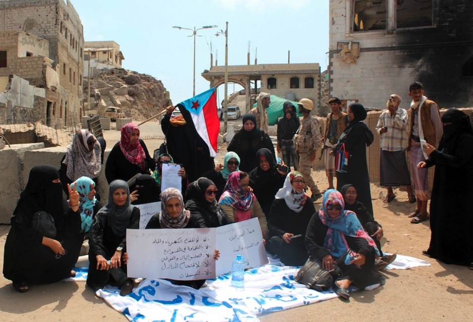 Yemengo emakume talde bat, Aden hirian. (Saleh al-OBEIDI/AFP) 