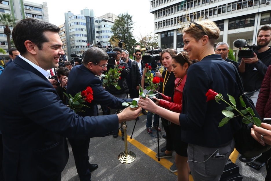 Alexis Tsipras eta Ahmet Davutoglu Grezia eta Turkiako lehen ministroek larrosak eman dizkiete emakume kazetariei Izmir-en. (Hakan GOKTEPE/AFP) 
