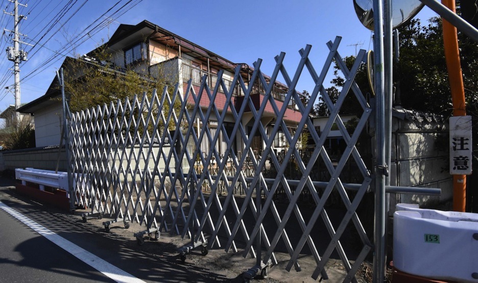 Una vivienda con vallas alrededor para evitar los pillajes. (TORU YAMANAKA / AFP)