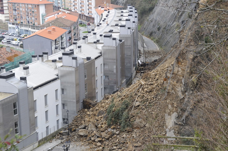 El desprendimiento de la ladera en Kamiñalde. (Gorka RUBIO / ARGAZKI PRESS))