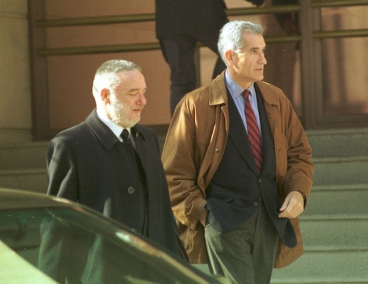 Rafael Vera (d), en una imagen tomada en 1999 a las puertas de la Audiencia Nacional. (Andoni CANELLADA/ARGAZKI PRESS)