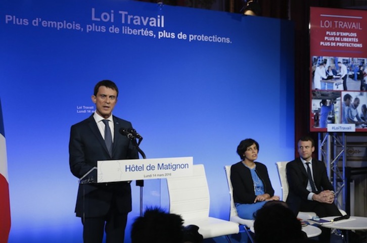 Manuel Valls, durante su comparecencia de este lunes. (PATRICK KOVARIK / AFP)