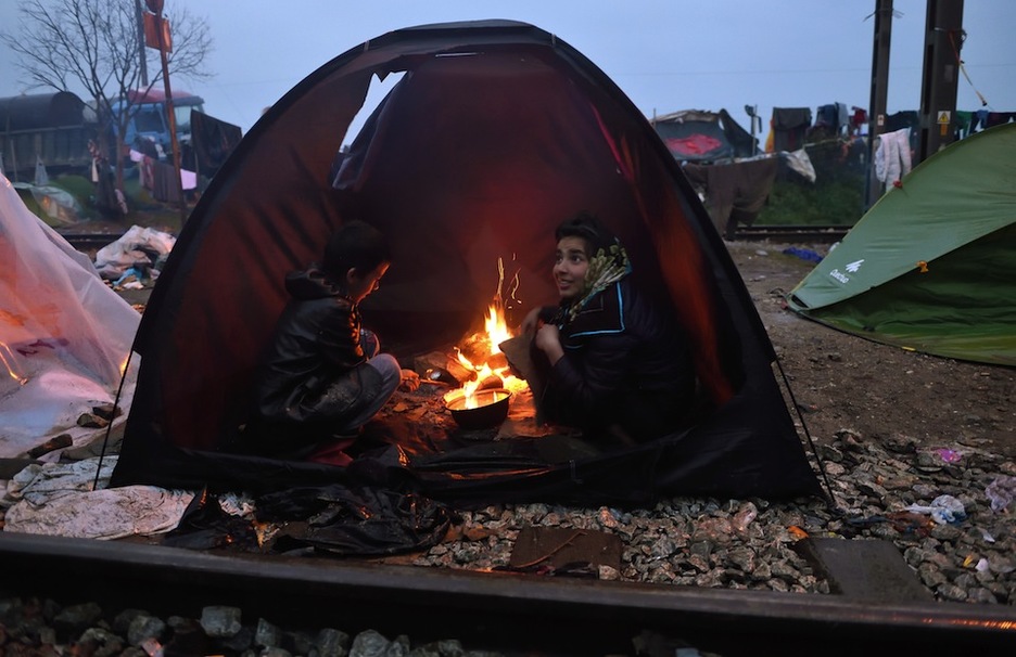 El frío ha endurecido las condiciones en las que se encuentran los refugiados. (Daniel MIHAILESCU / AFP)