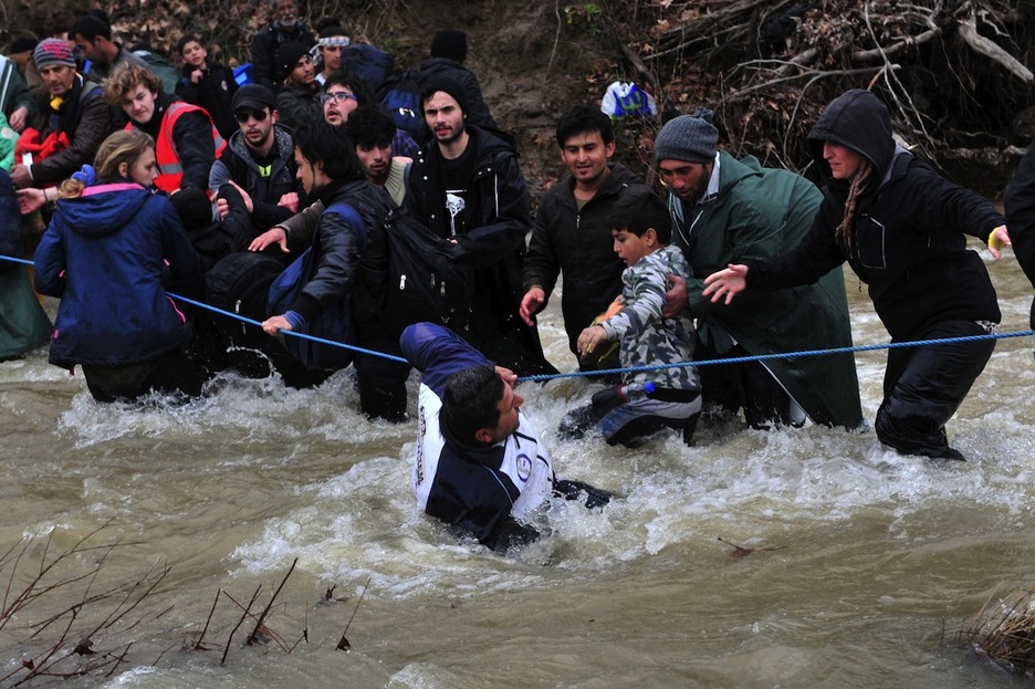Los refugiados trataron de llegar a Macedonia cruzando el río. (Sakis MITROLIDIS / AFP)