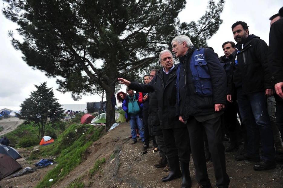 Dimitris Avramopoulos, comisionado europeo para la migración, visitó los campamentos. (AFP)
