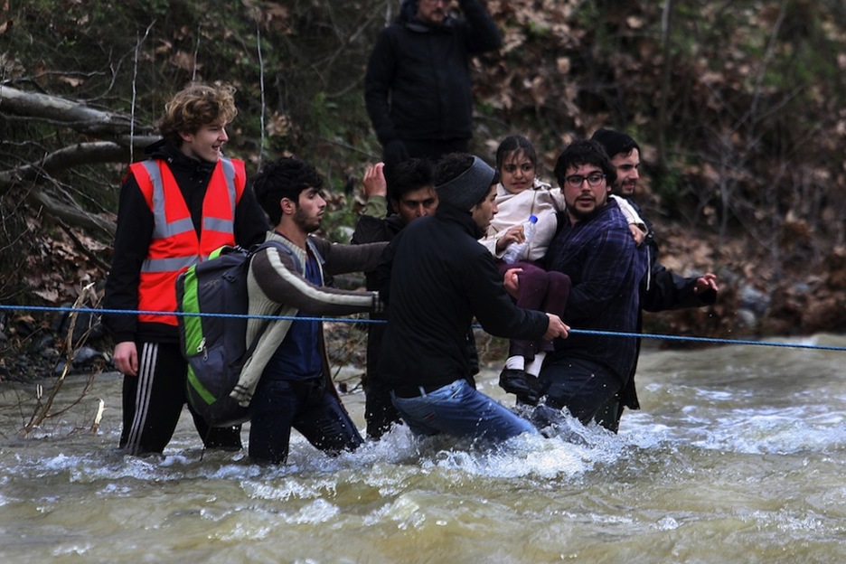 Son muchos los voluntarios que han acudido a Idomeni a ayudar a los refugiados. (Sakis MITROLIDIS / AFP)