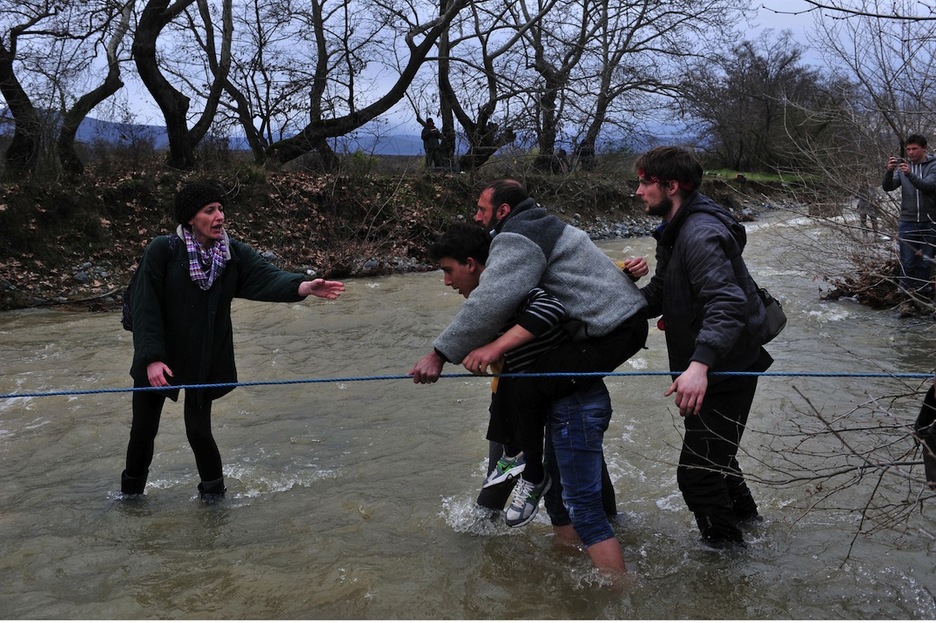 Tres personas murieron antes del movimiento masivo hacia Macedonia. (Sakis MITROLIDIS / AFP)