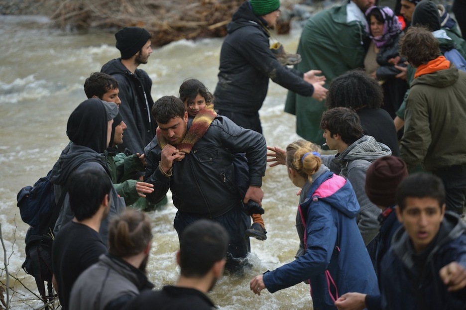 Miles de personas trataron de llegar a Macedonia. (Sakis MITROLIDIS / AFP)