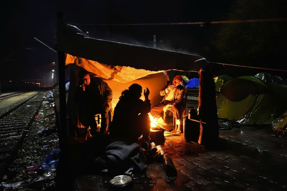 Los migrantes y refugiados hacen frente a las duras condiciones. (Daniel MIHAILESCU / AFP)