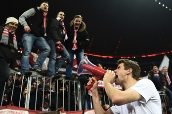 Thomas Müller, que ha marcado el empate, celebra el pase con su afición. (ODD ANDERSEN / AFP)