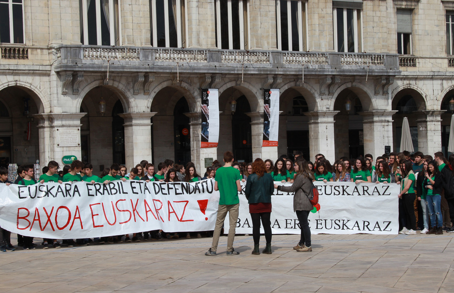 En Baiona han reivindicado el derecho a estudiar y realizar las pruebas de acceso a la universidad en euskara. (Bob EDME)