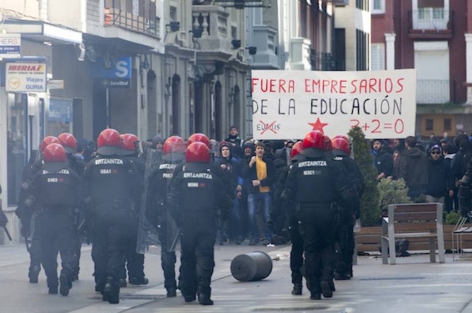 Policías desplegados en la capital alavesa. (Juanan RUIZ/ARGAZKI PRESS)