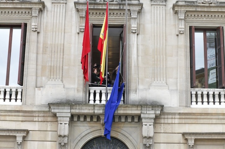 La presidenta del Parlamento, Ainhoa Aznárez, observa la retirada de la bandera europea. (PARLAMENTO DE NAFARROA)