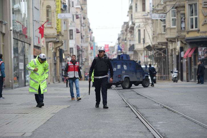 Policías desalojan el lugar en el centro de Estambul. (Bulent KILIC / AFP)