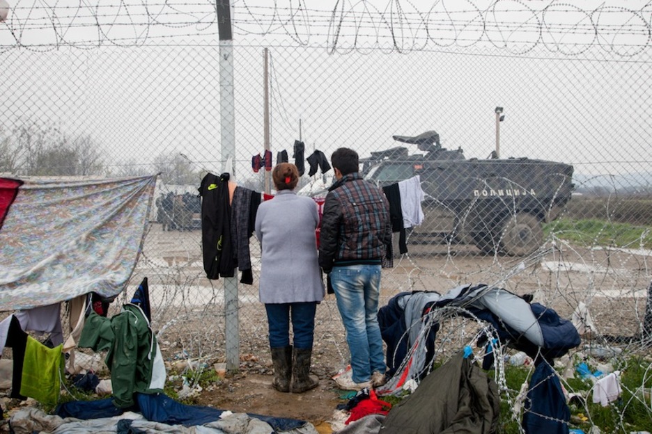Una madre y su hijo observan lo que debería ser la continuación de su camino. (Juan TEIXEIRA) Una madre y su hijo observan lo que debería ser la continuación de su camino. (Juan TEIXEIRA)
