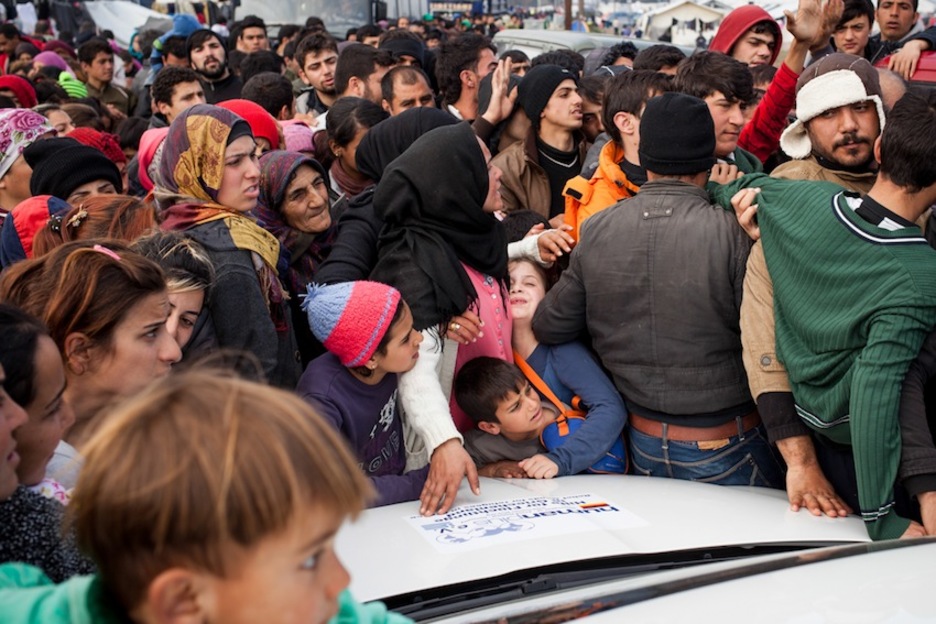 El reparto de comida suele convertirse en un caos. (Juan TEIXEIRA) El reparto de comida suele convertirse en un caos. (Juan TEIXEIRA)