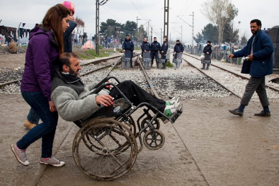 La Policía griega vigila las vías de tren para que pueda seguir el flujo de mercancías. (Juan TEIXEIRA) La Policía griega vigila las vías de tren para que pueda seguir el flujo de mercancías. (Juan TEIXEIRA)