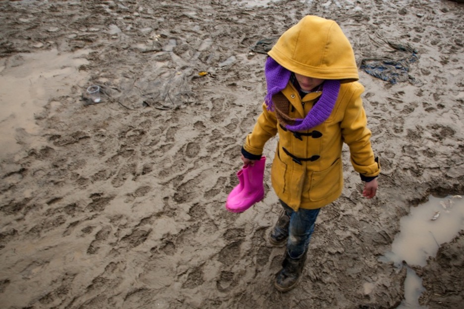 Una niña se dirige a una cola de reparto de té caliente. (Juan TEIXEIRA) Una niña se dirige a una cola de reparto de té caliente. (Juan TEIXEIRA)