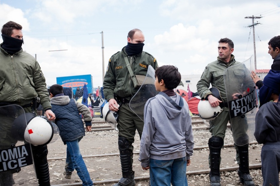 Policías griegos tratando de cortar el acceso a la vía del tren. (Juan TEIXEIRA) Policías griegos tratando de cortar el acceso a la vía del tren. (Juan TEIXEIRA)