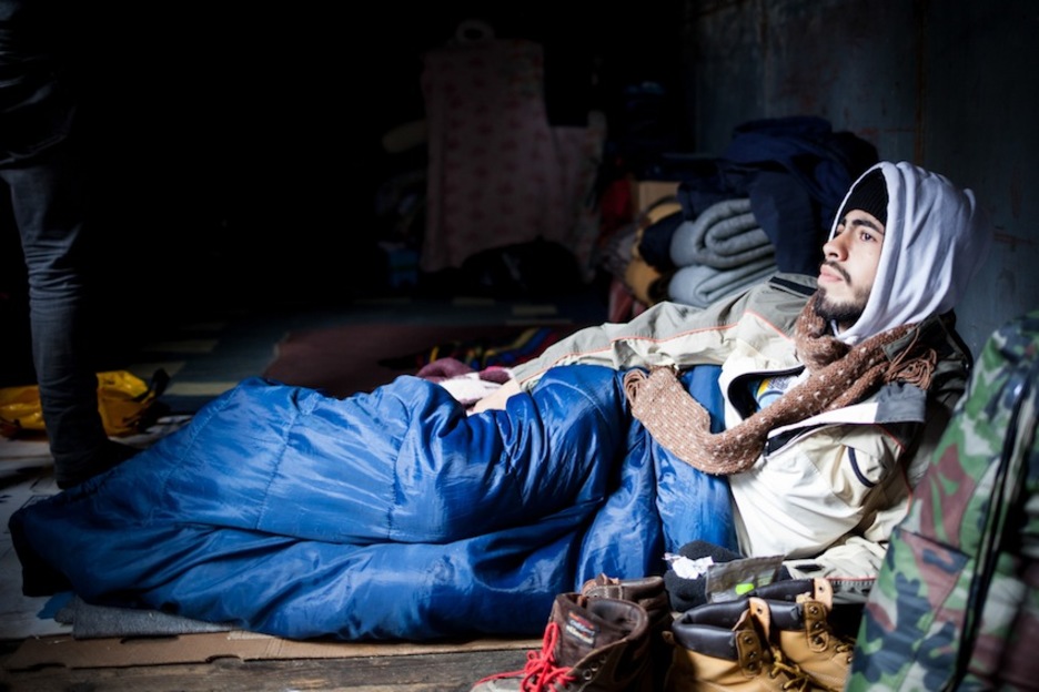 Un joven descansa en su improvisado hogar en un vagón de tren. (Juan TEIXEIRA) Un joven descansa en su improvisado hogar en un vagón de tren. (Juan TEIXEIRA)