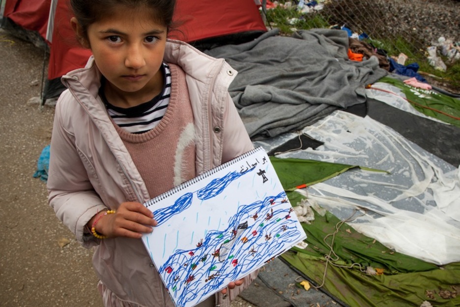 Una niña muestra un dibujo donde se ve un naufragio. (Juan TEIXEIRA)