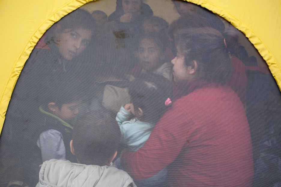 Una familia entera se refugia en una tienda de campaña. (Juan TEIXEIRA)