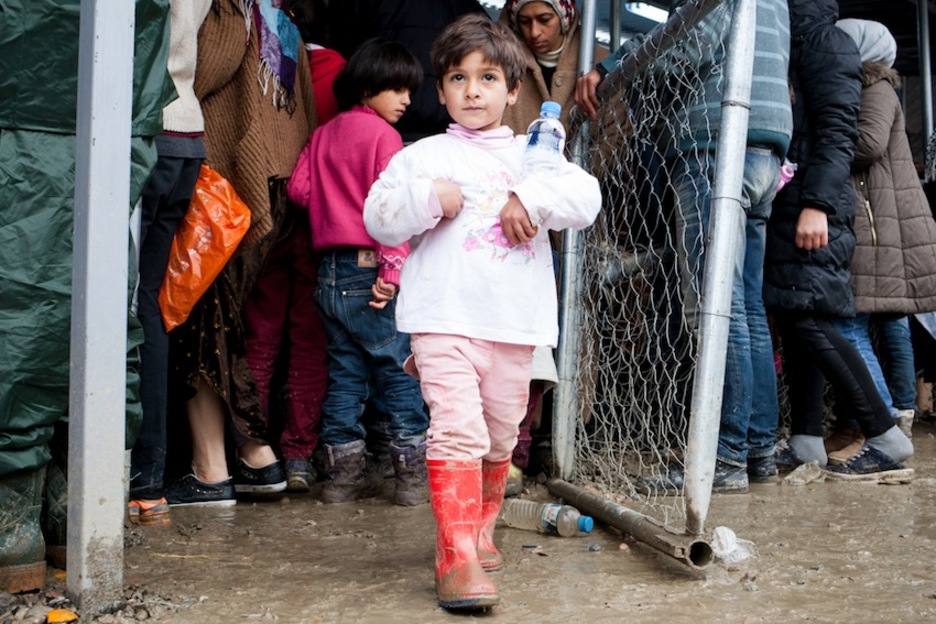 Un niño tras recibir su ración. (Juan TEIXEIRA) Un niño tras recibir su ración. (Juan TEIXEIRA)