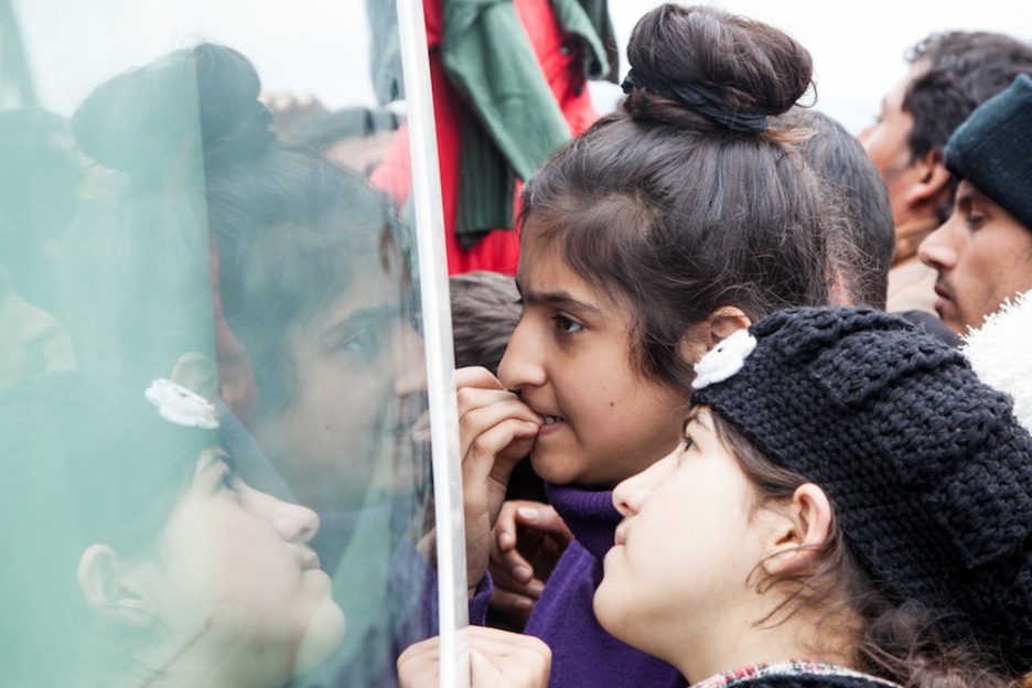 Una niña impaciente por ver qué prenda de ropa le toca en un reparto. Una niña impaciente por ver qué prenda de ropa le toca en un reparto.