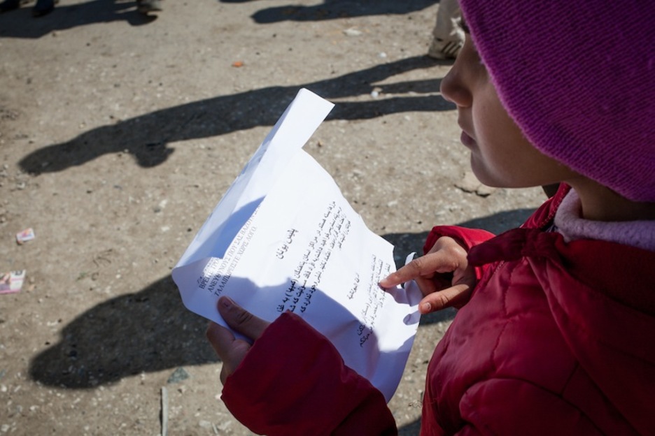 La policía reparte panfletos informando de que la frontera está cerrada. (Juan TEIXEIRA) La policía reparte panfletos informando de que la frontera está cerrada. (Juan TEIXEIRA)