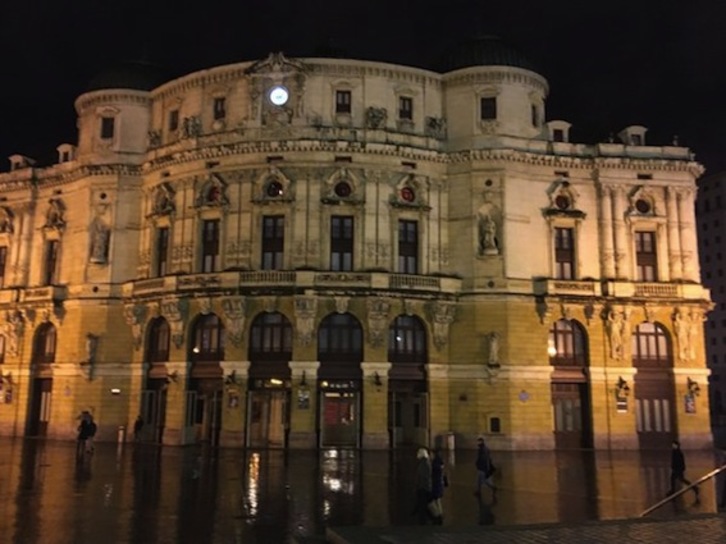 El Teatro Arriaga de Bilbo, con su habitual iluminación exterior apagada. (@Bilbao_Polizia)