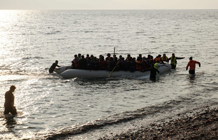 Un bote con migrantes llega a la isla de Lesbos. (AFP)