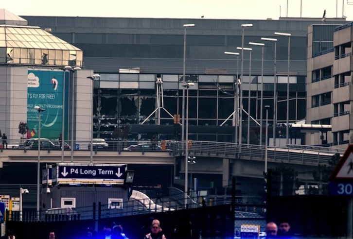 Ventanales rotos en el aeropuerto de Bruselas. (JONAS ROOSENS / AFP) 