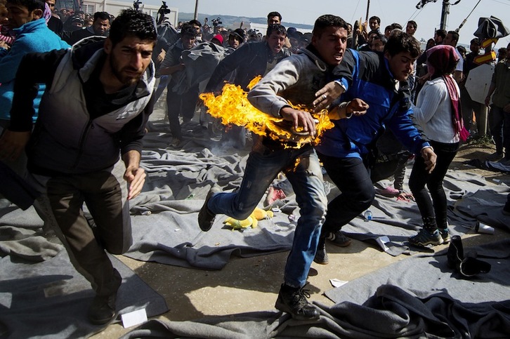 Un refugiado se ha quemado a lo bonzo en el campamento de Idomeni. (Andrej ISAKOVIC / AFP)