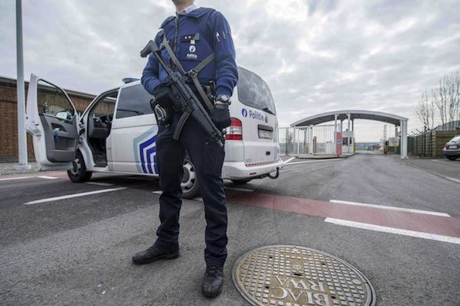 Un policía vigila uno de los accesos al aeropuerto de Bruselas. (Filip DE SMET/AFP)
