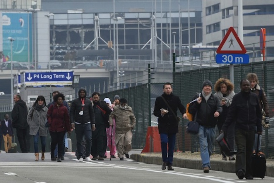 Muchas personas han tenido que abandonar a pie el aeropuerto. (John THYS/AFP)