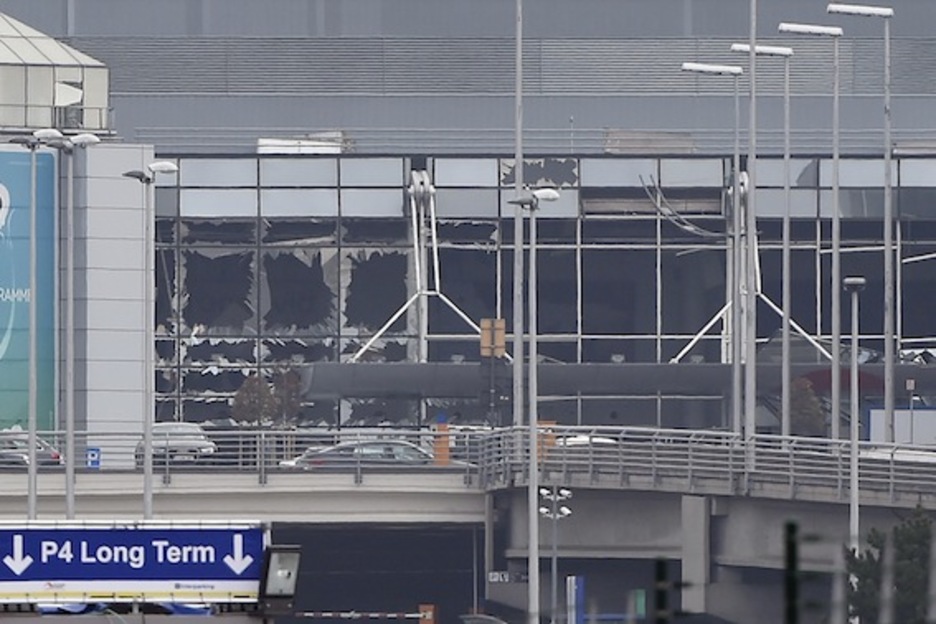 Los ventanales del aeropuerto de Zaventem, en Bruselas, tras el ataque. (John THYS/AFP)