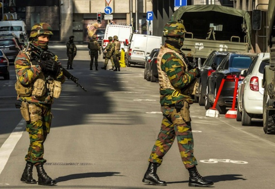 Soldados belgas, en las calles de Bruselas. (Philippe HUGUEN/AFP)