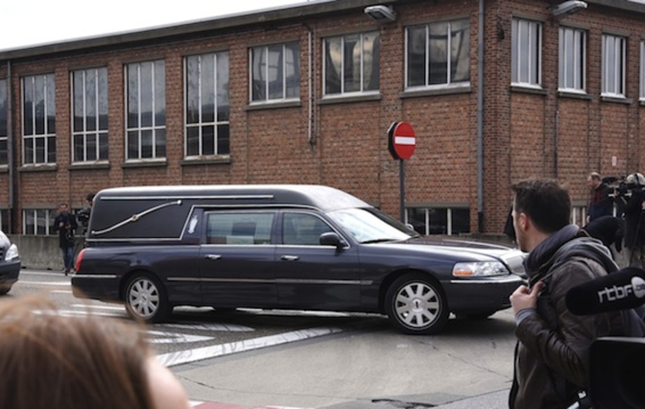 Un vehículo fúnebre abandona el aeropuerto de Bruselas. (Patrik STOLLARZ/AFP)