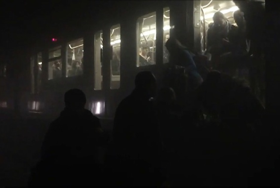 Una captura de vídeo muestra la evacuación del metro en la capital belga. (AFP)