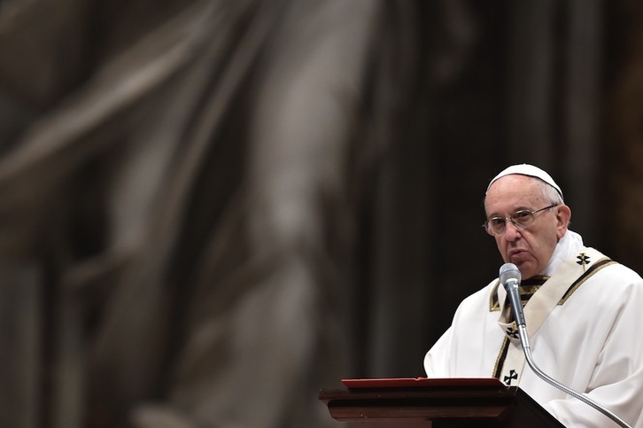 El Papa Francisco, durante una de las ceremonias del Jueves Santo. (Tiziana FABI / AFP)