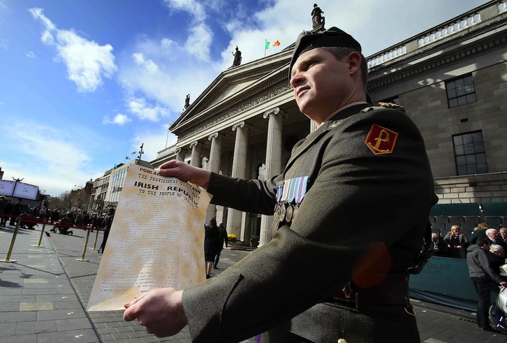 Un soldado irlandés sujeta la declaración de independencia de la República de Irlanda. (Paul FAITH / AFP)