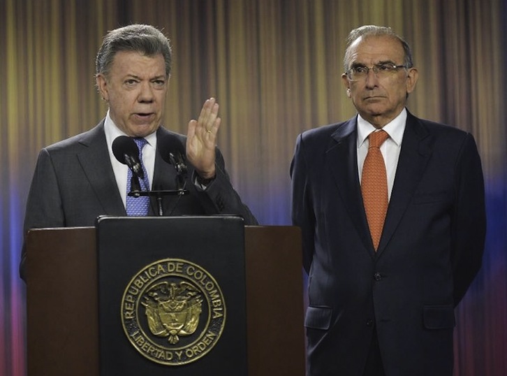 Juan Manuel Santos y el jefe del Gobierno en las negociaciones, Humberto de la Calle, en una comparecencia hoy en Bogotá. (AFP)